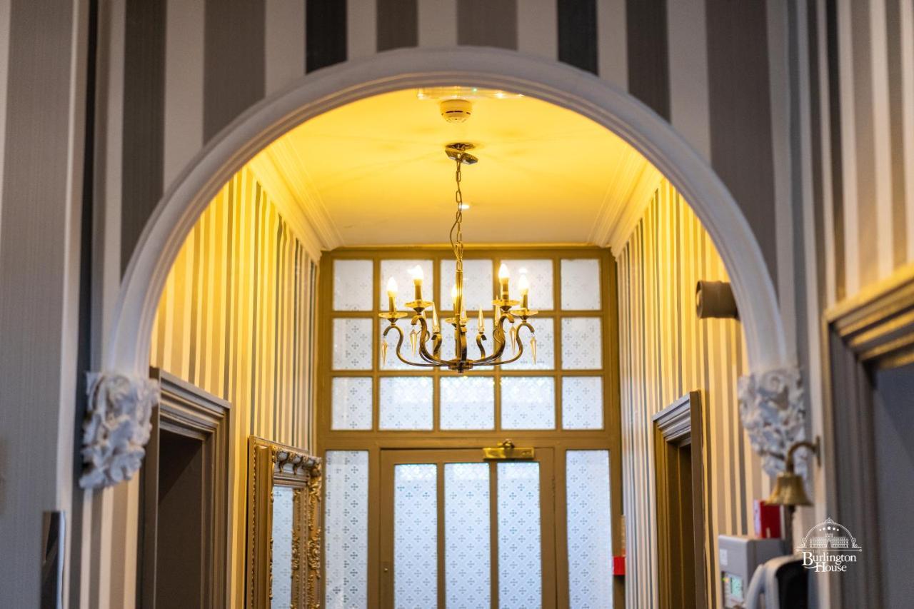 Burlington House Boutique Bed and Breakfast Oxford Exteriör bild The entrance to the hotel