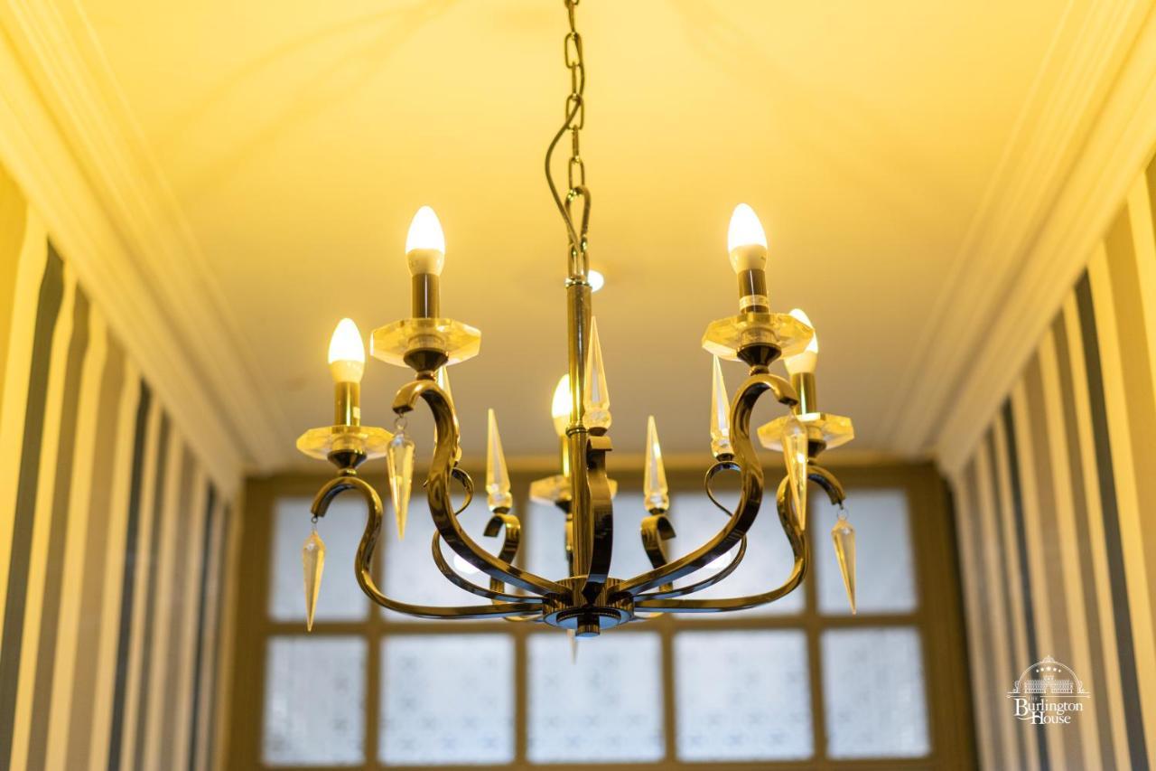 Burlington House Boutique Bed and Breakfast Oxford Exteriör bild A chandelier