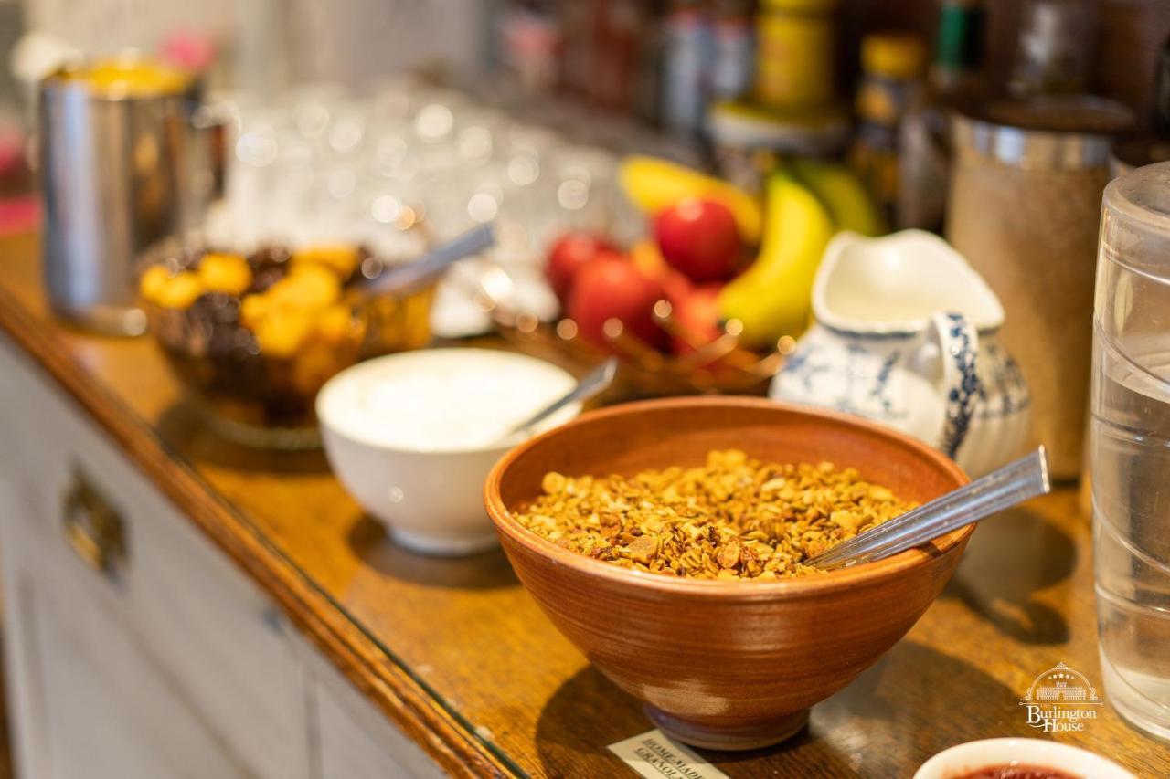 Burlington House Boutique Bed and Breakfast Oxford Exteriör bild Breakfast buffet at the hotel