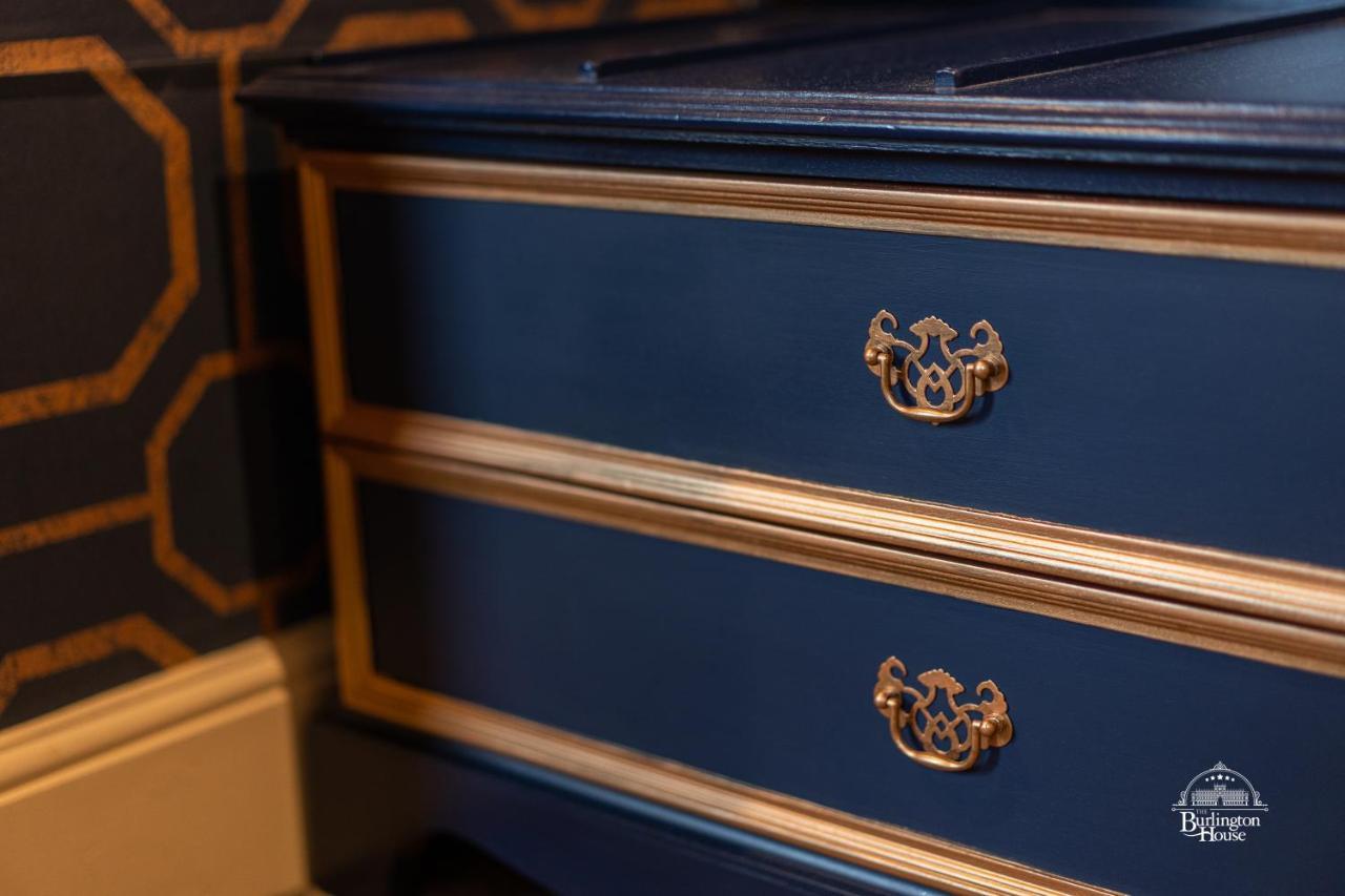 Burlington House Boutique Bed and Breakfast Oxford Exteriör bild A piece of furniture painted in a blue and gold colour combination