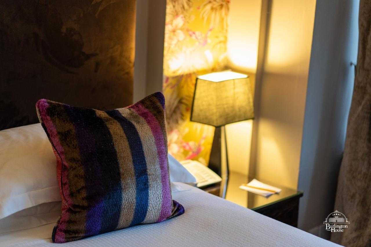 Burlington House Boutique Bed and Breakfast Oxford Exteriör bild A throw pillow