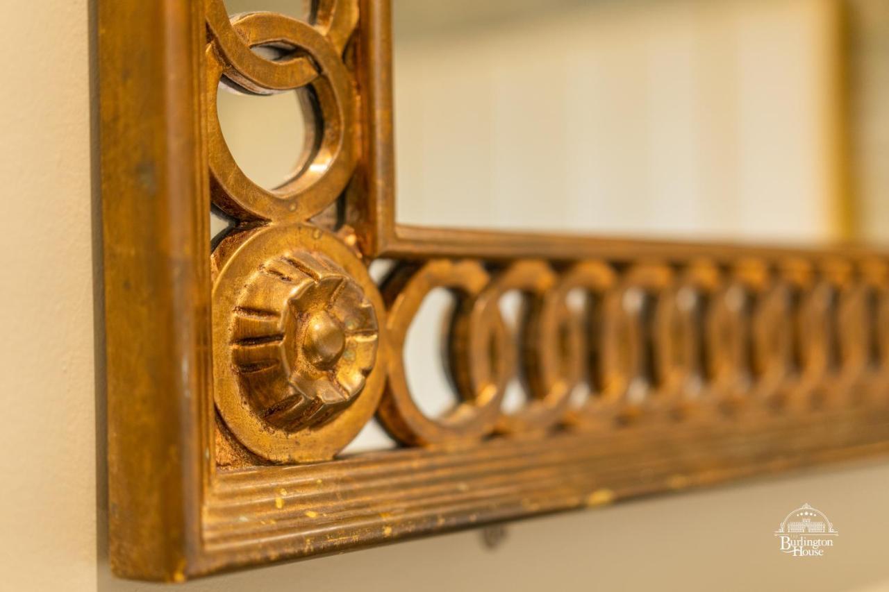 Burlington House Boutique Bed and Breakfast Oxford Exteriör bild Detail of the mirror frame