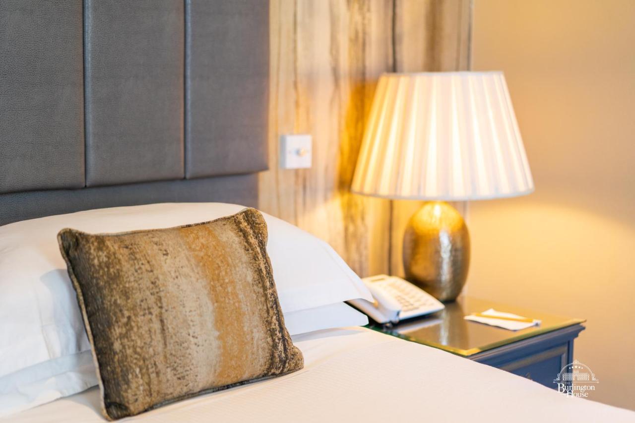 Burlington House Boutique Bed and Breakfast Oxford Exteriör bild A lamp on a bedside table