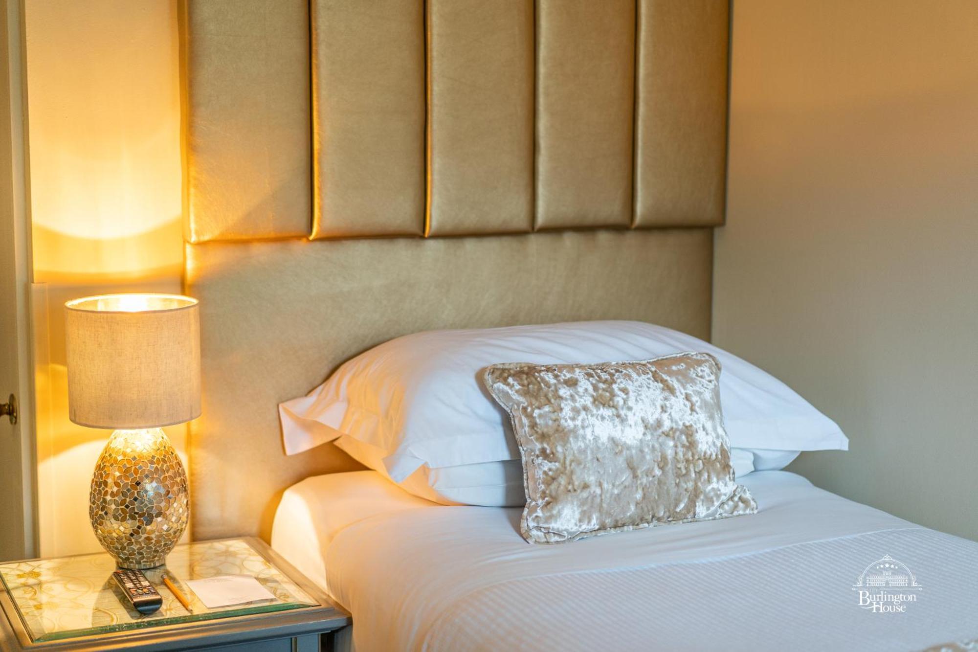 Burlington House Boutique Bed and Breakfast Oxford Rum bild A bed with a headboard