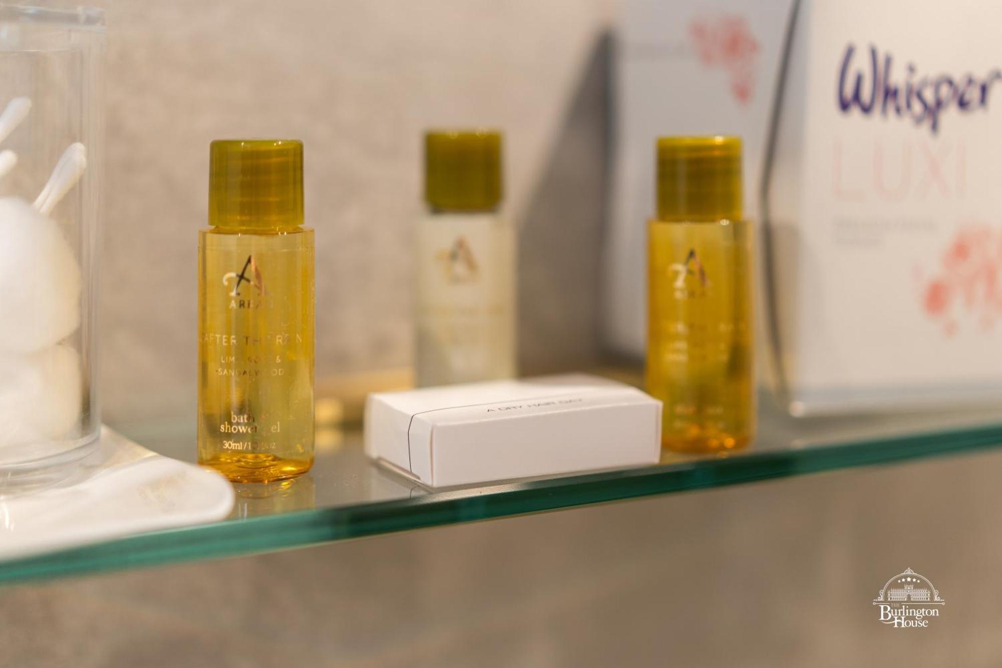 Burlington House Boutique Bed and Breakfast Oxford Rum bild A selection of amenities by the brand