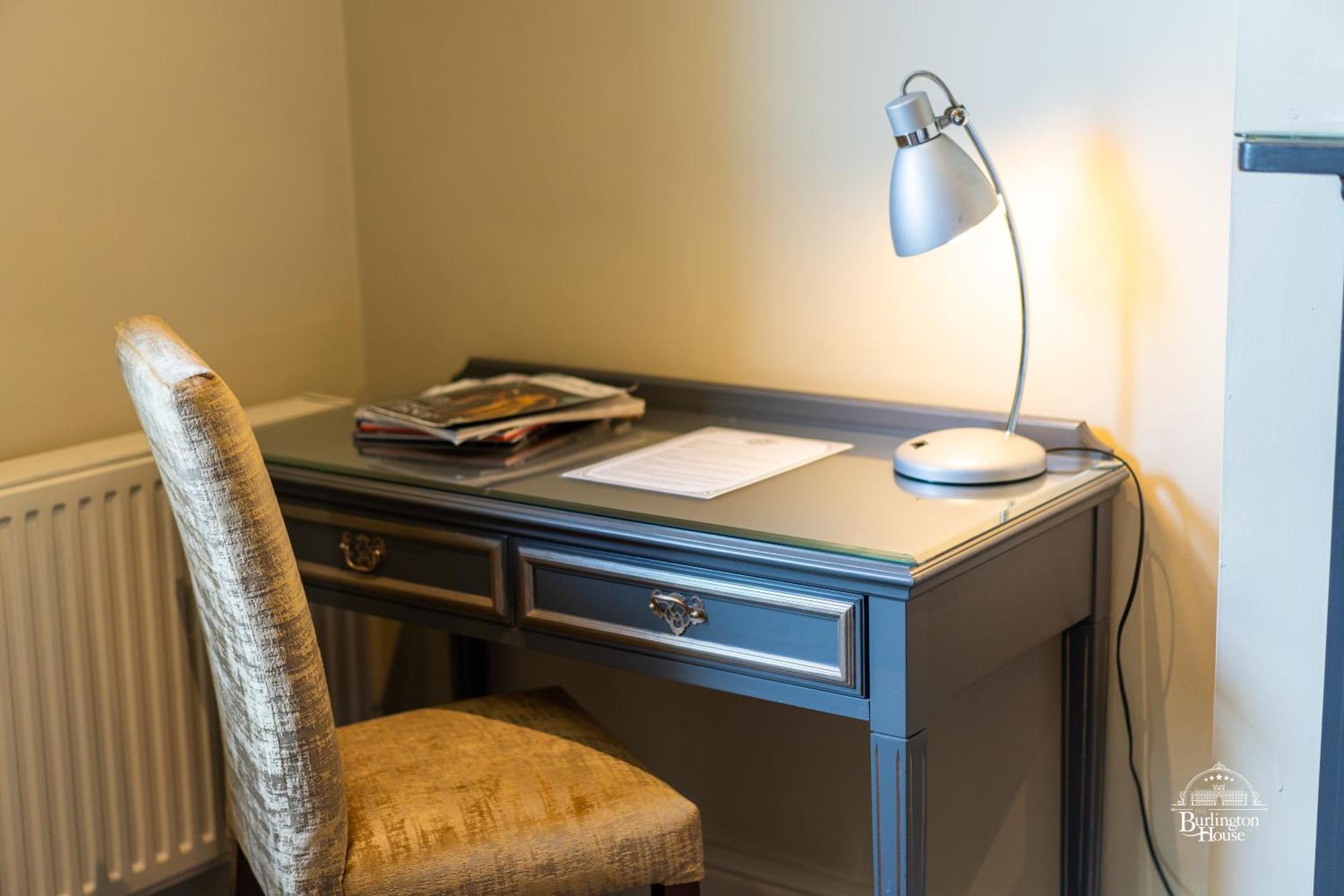 Burlington House Boutique Bed and Breakfast Oxford Rum bild A desk lamp