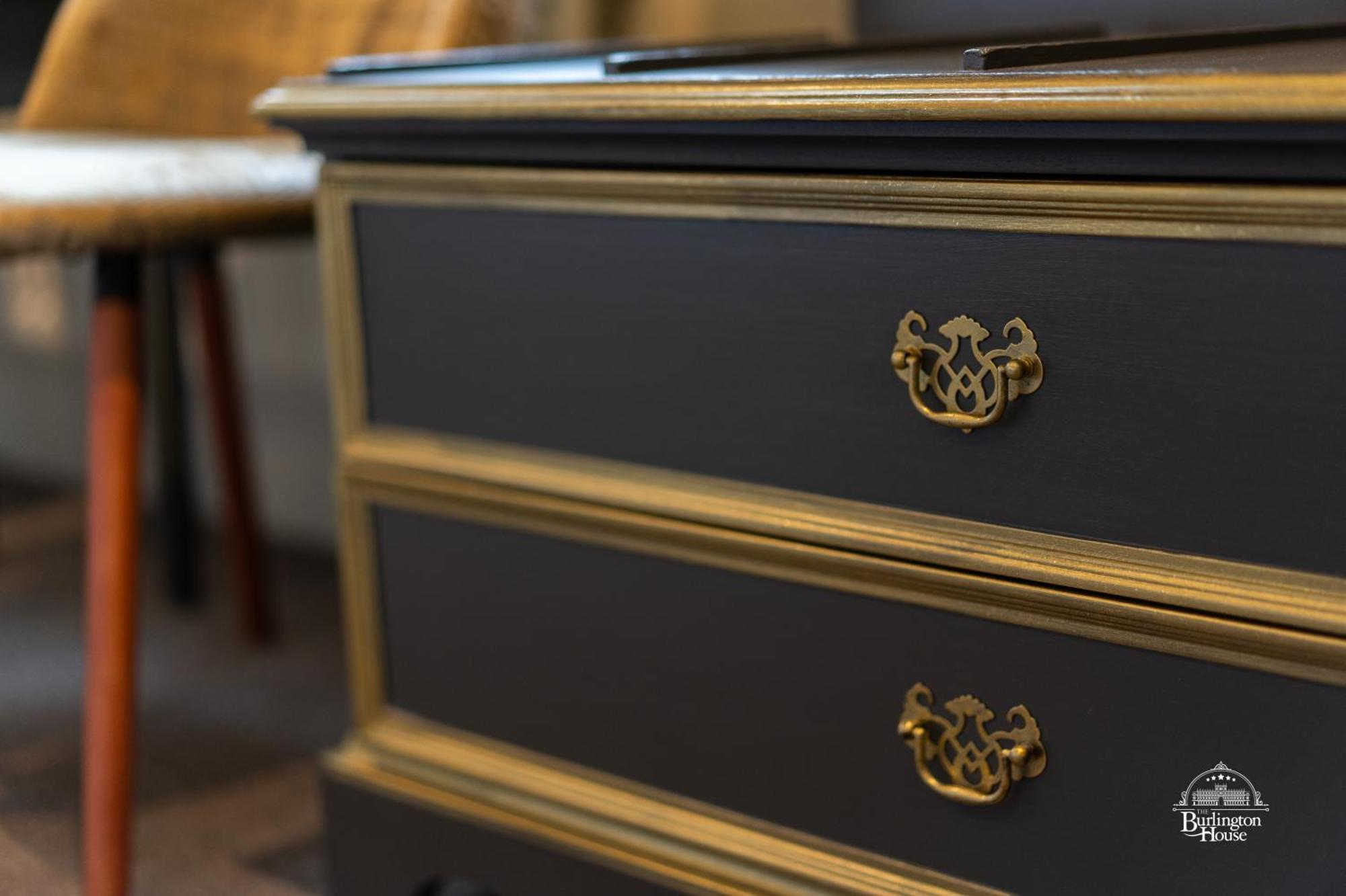 Burlington House Boutique Bed and Breakfast Oxford Rum bild A piece of furniture with a gold leaf finish