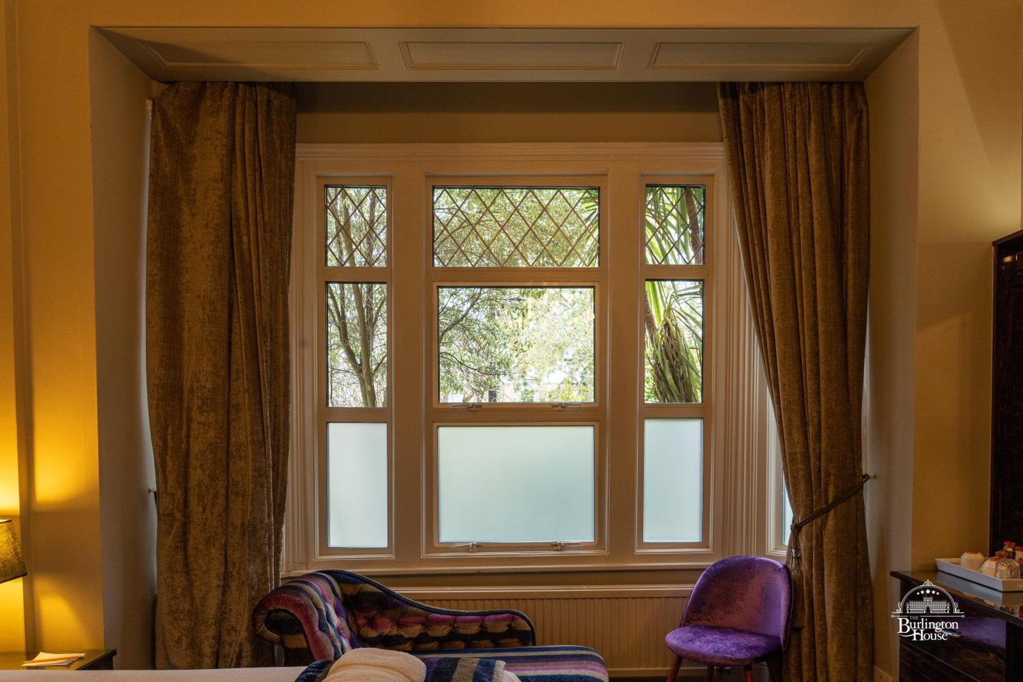 Burlington House Boutique Bed and Breakfast Oxford Rum bild Window with leaded glass