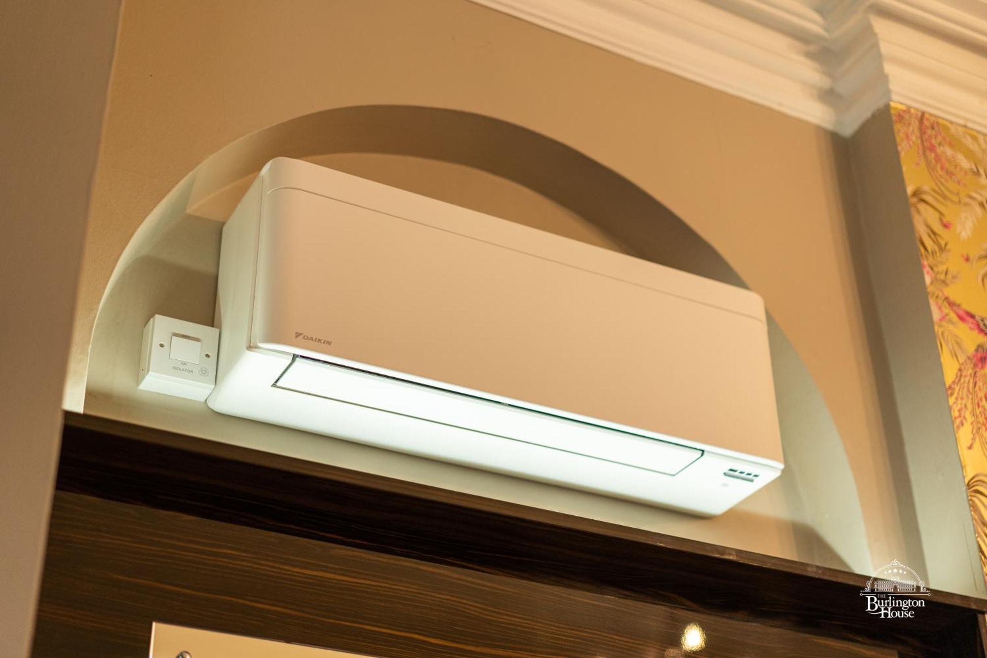 Burlington House Boutique Bed and Breakfast Oxford Rum bild A wall-mounted air conditioner