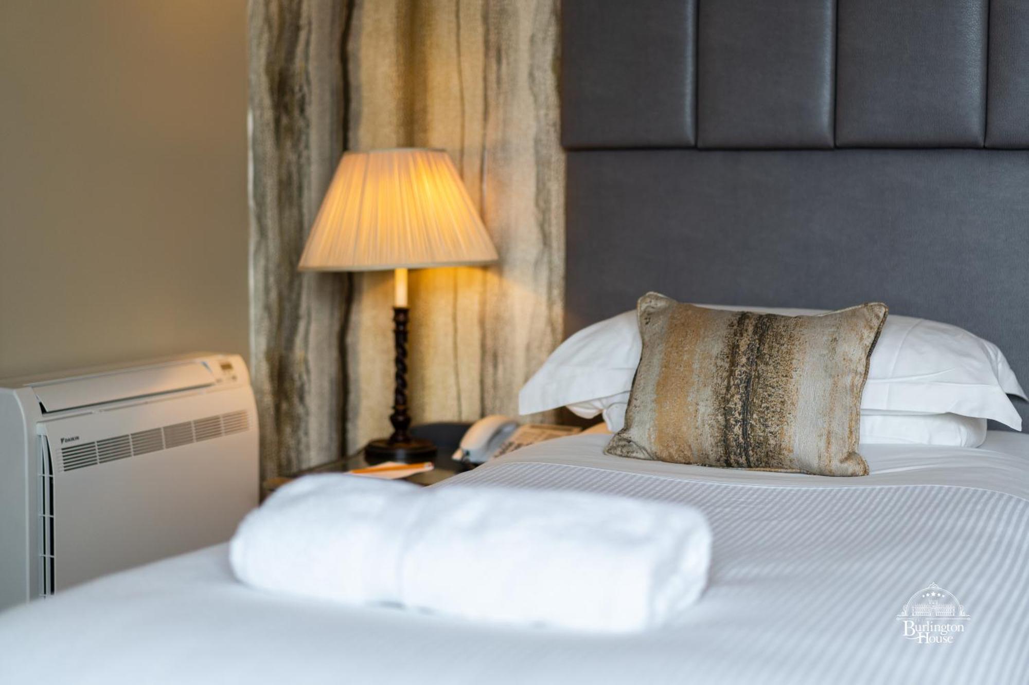 Burlington House Boutique Bed and Breakfast Oxford Rum bild A bed with a lamp and a pillow