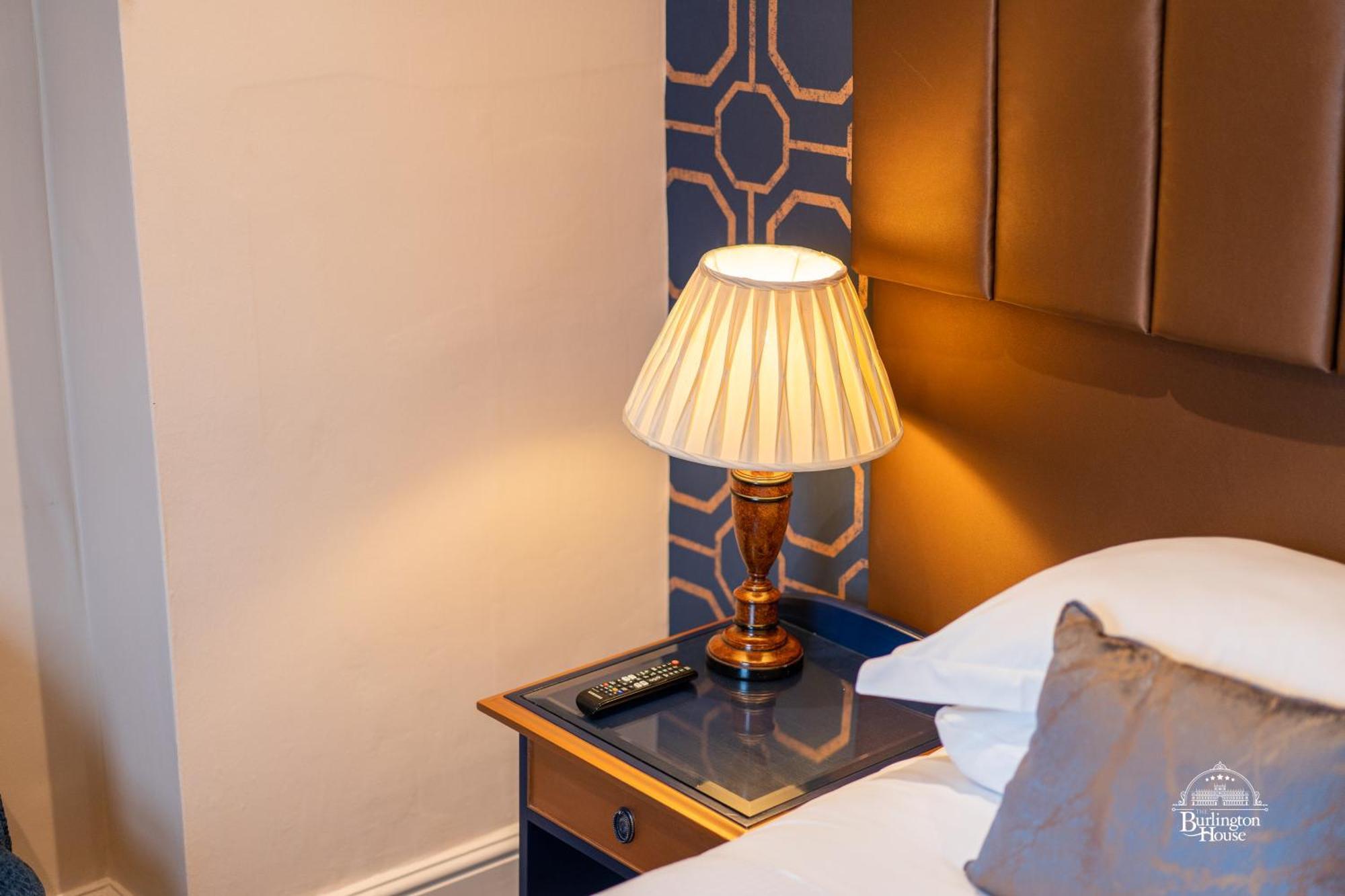 Burlington House Boutique Bed and Breakfast Oxford Rum bild A table lamp