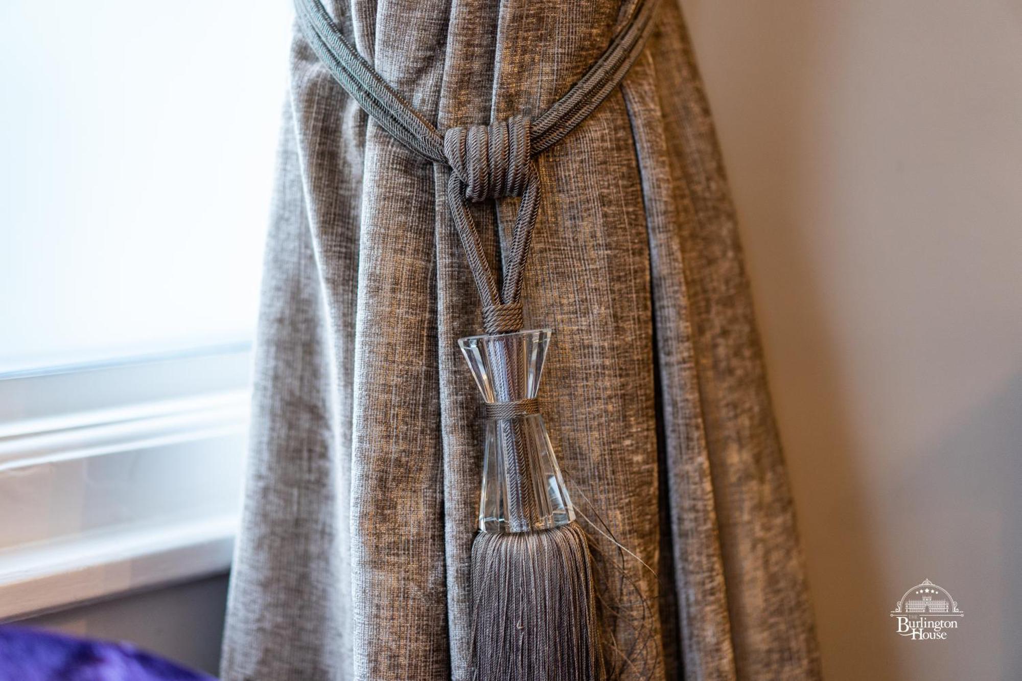 Burlington House Boutique Bed and Breakfast Oxford Rum bild A curtain tieback