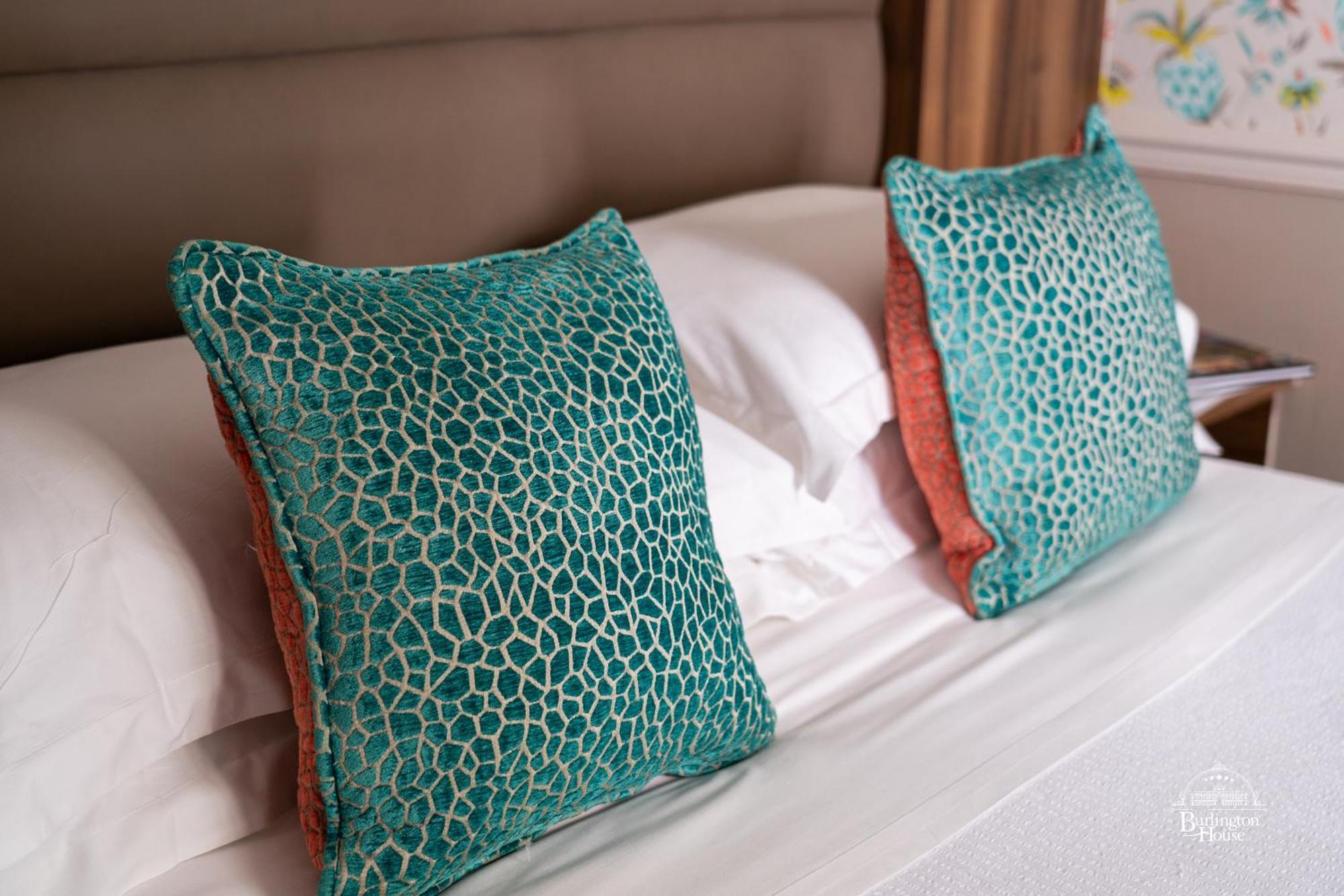Burlington House Boutique Bed and Breakfast Oxford Rum bild Cushions made from genuine stingray leather
