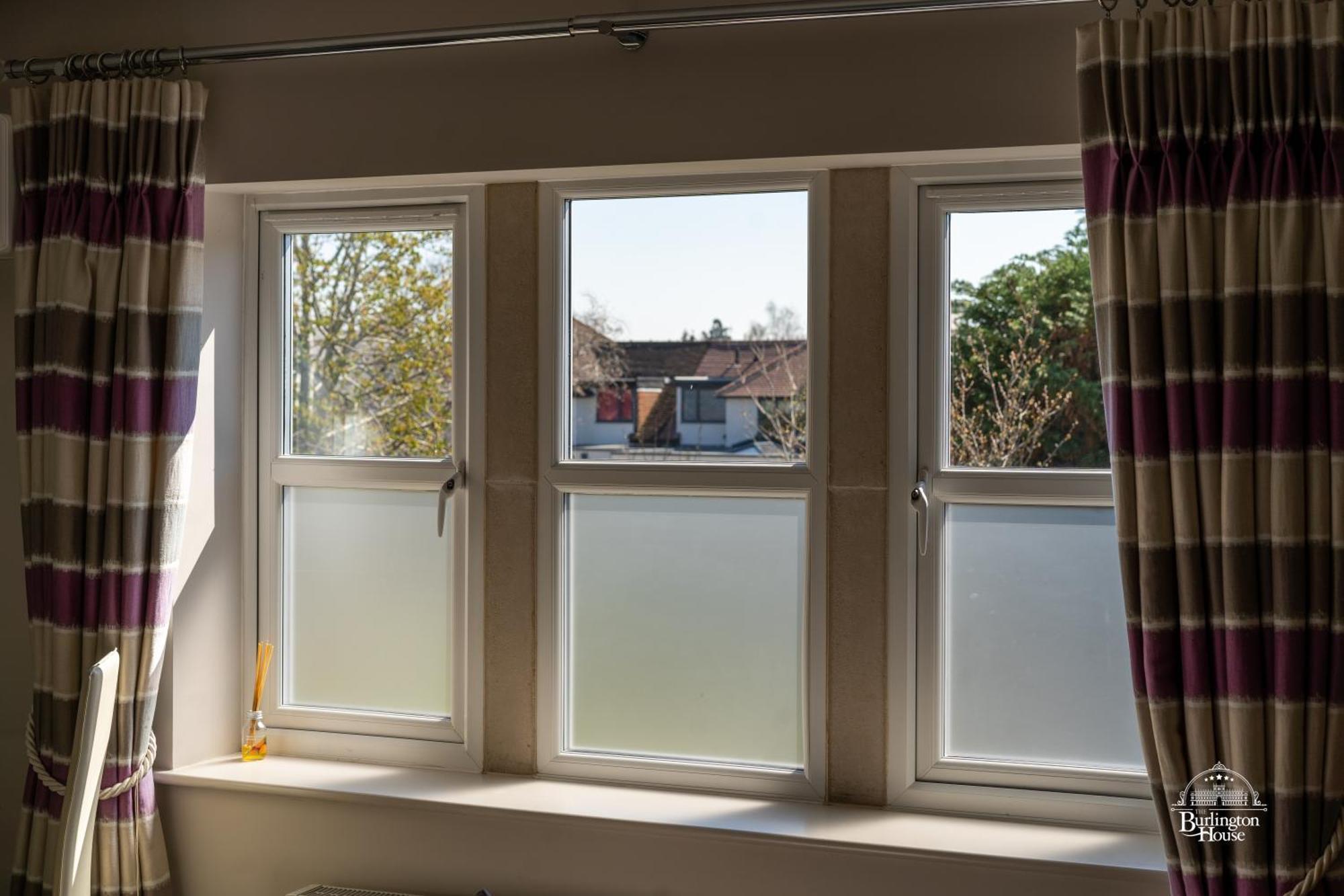 Burlington House Boutique Bed and Breakfast Oxford Exteriör bild A window with a privacy film installed